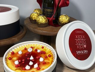 Tarta de queso + Botella Brut/vino + Bombones