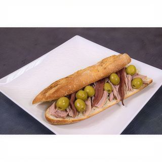 Bocadillo De Atún Con Anchoa Y Pimiento