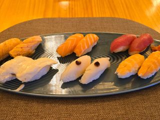 Bandeja 1(Nigiri Variado Fresco y Flameado)