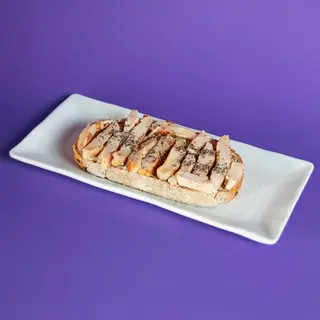 La contundente (Tostada con pollo y queso crema)