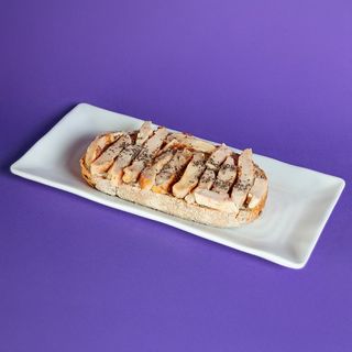 La contundente (Tostada con pollo y queso crema)