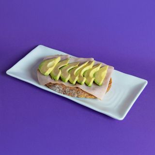 La suave ( Tostada de Aguacate y pechuga de Pavo)