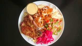 Chuleta con tajadas de plátano verde