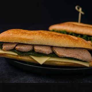 Bocadillo De Lomo Con Queso Y Pimiento