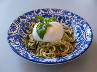 SPAGHETTI CON PESTO Y BURRATA