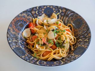 SPAGHETTI ALMEJAS Y TOMATE CHERRY