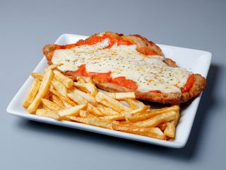 Milanesa Napolitana De Pollo Con Patatas Fritas