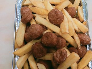 Salchichas de pollo con patatas fritas