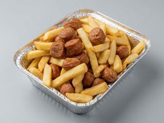 Salchichas de pollo con patatas fritas