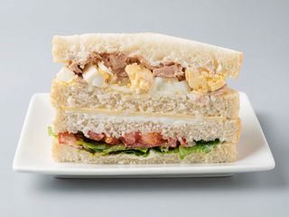 Sandwich atún huevo