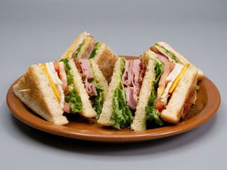 Sandwich Club de Lomo