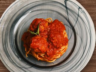 Spaghetti con albóndigas al estilo napoletano