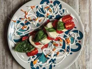 Insalata caprese con mozzarella di bufala, pomodoro e basilico