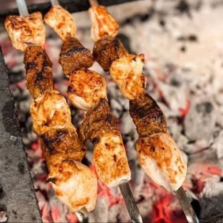 Pincho de pollo a la brasa. Sabor de carbon