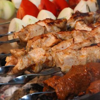 Pincho con carne mixta a la brasa 