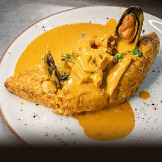 Tacu tacu con salsa de mariscos