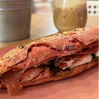 Baguette Serrano, Mozarella y Pesto