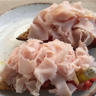 Tostas Pechuga pavo y César