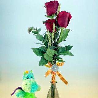 TRES ROSAS ROJAS CON ESPIGA/BANDERA