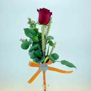 UNA ROSA ROJA CON ESPIGA Y BANDERA