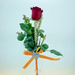 UNA ROSA ROJA CON ESPIGA Y BANDERA