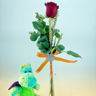 UNA ROSA ROJA CON ESPIGA/BANDERA Y DINOSAURIO