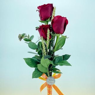 TRES ROSAS ROJAS CON ESPIGA/BANDERA