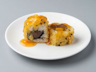 124 Uramaki frito Atún y aguacate