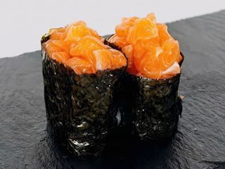 53. Gurkan Nigiri De Tartar De Salmón (2 Uds.)