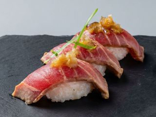 44. Nigiri Atún Flameado