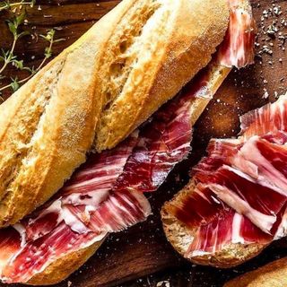 bocadillo jamon serrano y queso