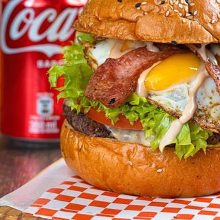 Hamburguesa completa con huevo