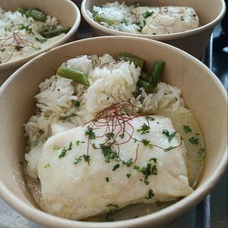 Fish & chips con tempura de chipi y maio kimchee guarnecida