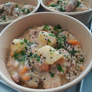 Lasagna de lomo bajo, piquillos confitados, espinaca baby y salsa de carne