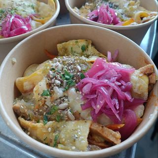 Hortalizas asadas cona ceite de tomillo, huevo baja y sour cream (vegetariano y apto celíacos)