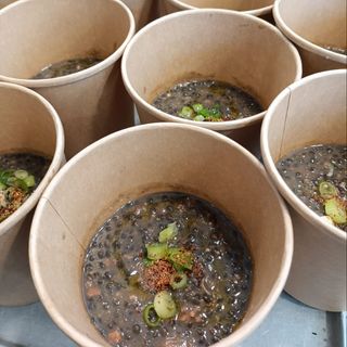 Guiso de lenteja beluga con apionabo, migas de txistorra y aove (vegetariano) 