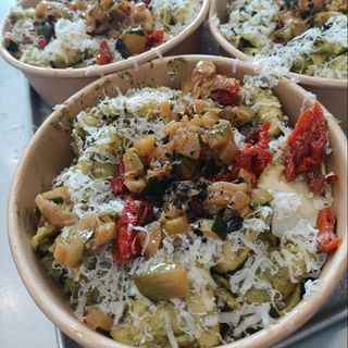 Queso brie rebozado con rúcula y mermelada casera de tomate (vegetariano)