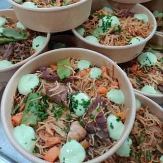 Fideua con carne y boniato con alioli de cebollino y ajo negro 