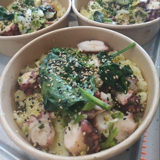 Arroz salteado con pollo, guisantes, maiz, soja, huevo y jengibre (sin gluten)