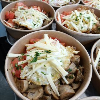 Tomate rosa, champi al ajillo, huevo frito y queso emmental (vegetariano y apto 