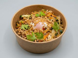 Pad thai con huevo meloso. Noodles, verduras salteadas y salsa cósmica