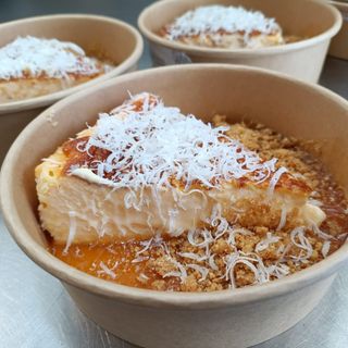 Tarta tres quesos al horno con salsa de albaricoque y galleta de maiz