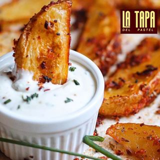 Patatas de luxe con salsa.