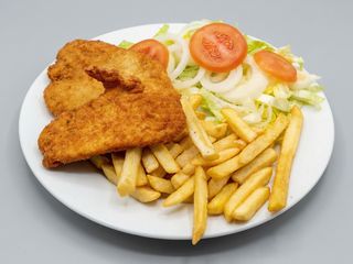 Plato Combinado De Pechugas De Pollo + Ensalada Verde + Patatas.