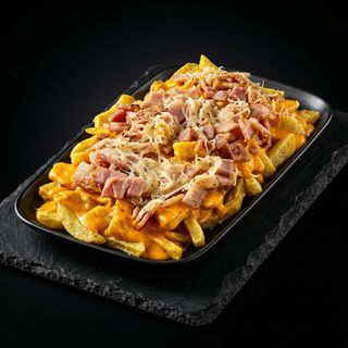 PATATAS FRITAS CON BACÓN AHUMADO Y QUESOS FUNDIDOS (para 2 personas)