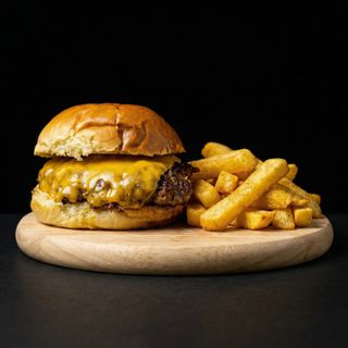 MENU INFANTIL / SMASH CON QUESO+PATATAS FRITAS+REFRESCO A ELEGIR