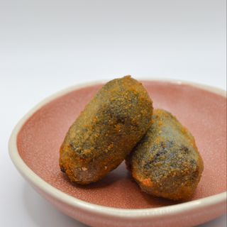 Croquetas de chipirones en su tinta
