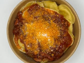 Girasoles rellenos de queso de cabra y cebolla caramelizada, salsa amatricina y queso en polvo