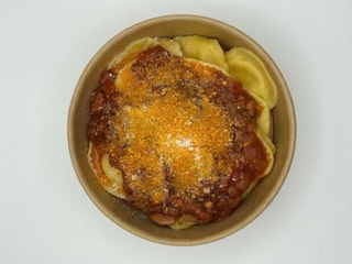 Girasoles rellenos de queso de cabra y cebolla caramelizada, salsa amatricina y queso en polvo