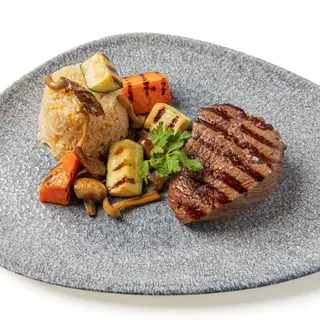 Solomillo De Ternera Angus A La Parrilla Con Guarnición
